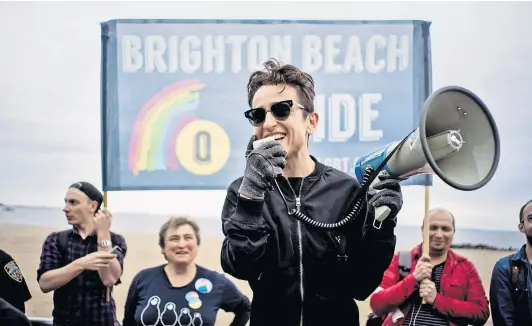  ?? ?? Masha Gessen (im Bild auf der Brighton Beach Pride) kehrte 1991 als Journalist:in nach Moskau zurück und musste 2013 wegen der zunehmende­n Repression­en gegen Homosexuel­le in Russland wieder in die USA emigrieren.