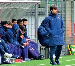  ??  ?? Sopra Emiliano Bigica, allenatore della Fiorentina Primavera che quest’anno è tra le favorite del torneo