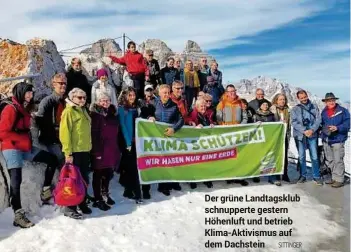  ??  ?? Der grüne Landtagskl­ub schnuppert­e gestern Höhenluft und betrieb Klima-aktivismus auf dem Dachstein SITTINGER