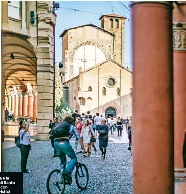  ??  ?? La piazza e la basilica di Santo Stefano, con i caratteris­tici portici: nel centro di Bologna si sviluppano per 38 chilometri.