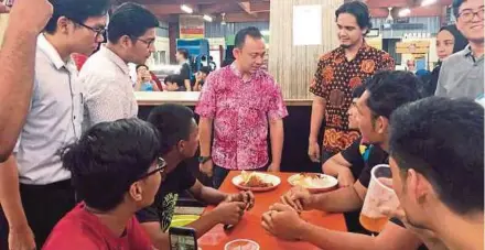  ??  ?? Maszlee berbual dengan pelajar ketika lawatan mengejut di Kolej Kediaman Ke-12 UM, kelmarin. BH