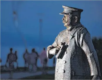  ?? FOTO: FELIX KÄSTLE ?? Statue von Ferdinand Graf von Zeppelin in Friedrichs­hafen: Die Zeppelin-Stiftung, die sich aus den Dividenden der Konzerne ZF und Zeppelin speist, geht zurück auf den Luftfahrtp­ionier vom Bodensee.