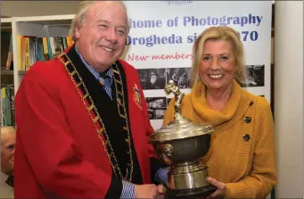  ??  ?? Mayor Godfrey with Judy Boyle, advanced winners trophy