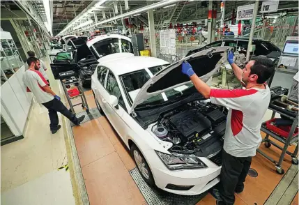  ?? EFE ?? Varios operarios trabajan en una unidad en la planta de Seat en la zona franca de Barcelona