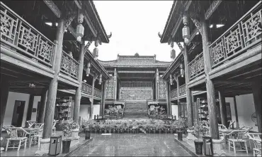  ?? ?? Storytelle­rs in Zhaohua still narrate the 1,800-year-old stories of the heroes of the Shu Kingdom in teahouses.