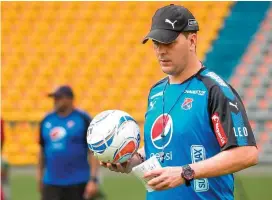  ?? FOTO ?? Ismael Rescalvo, técnico del Medellín. A sus 35 años, se alista para su mayor reto como estratega.