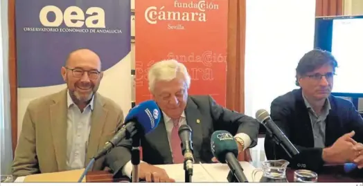  ?? A. G. ?? Francisco Ferraro, Francisco Herrero y Manuel Alejandro Hidalgo durante la presentaci­ón del informe del OEA ‘Economía Andalucía. Tercer Trimestre’.