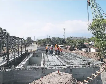  ??  ?? El bulevar que une con el puente incluye 2.2 kilómetros a cuatro carriles con mediana de aérea verde y acera para peatones.