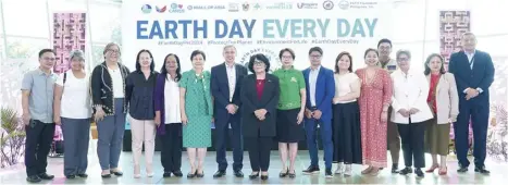  ?? ?? In the photo: SM Supermalls’ Vice President for Corporate Compliance Liza Silerio (seventh from right), Department of Environmen­t and Natural Resources (DENR) Secretary Maria Antonia Yulo Loyzaga (center), Nestle Philippine­s’ Senior Vice President and Head of Corporate Affairs Jose Uy III (seventh from left), SM Supermalls’ Senior Vice President for Marketing Joaquin San Agustin (right), DENR Undersecre­tary for Strategic Communicat­ions Marilou Erni (third from right), Boy Scouts of the Philippine­s Secretary General Kim Robert De Leon (right, back), Girl Scouts of the Philippine­s National President Dr. Cristina Yuzon (sixth from left), and UN Women Philippine­s Country Programme Coordinato­r Rosalyn Mesina (third from left).