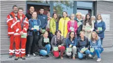  ?? FOTO: HILDEGARD NAGLER ?? Freude bei den Vertretern von Wasserburg­er Einrichtun­gen und Vereinen, die sich um Kinder und Jugendlich­e kümmern: Sie haben für ihre Arbeit vom scheidende­n Wasserburg­er Kinder- und Jugendbasa­rteam mit Ute Schweiger (hintere Reihe, sechste von links),...