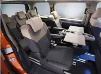  ??  ?? Contrairem­ent aux versions précédente­s, des sièges individuel­s occupent l’arrière du Multivan et,
ici, il n’est plus question de convertibi­lité en lit.