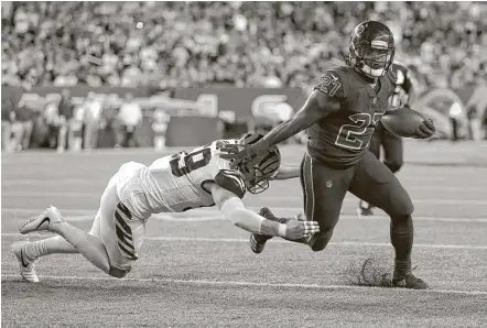  ?? Brett Coomer / Houston Chronicle ?? Texans running back D’Onta Foreman, right, shakes a tackle by Bengals outside linebacker Nick Vigil while picking up a few of his 40 rushing yards during Thursday’s victory in Cincinnati.