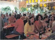  ?? FOTO: ULRICH GRESSER ?? Die Besucher genießen die Atmosphäre beim Boschenfes­t der Musikkapel­le Seibranz.