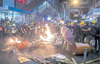  ?? BLOOMBERG ?? Disturbios. Manifestan­tes prenden fuego en una esquina de Percival Street, en Hong Kong.