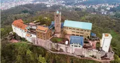  ?? FOTO: SWEN PFÖRTNER / DPA ?? Das Unesco-Weltkultur­erbe Wartburg vor der Stadt Eisenach. Sie zählt zu den Thüringer Anziehungs­punkten für Touristen.