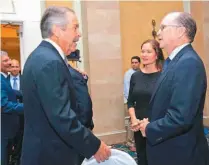  ??  ?? Destacados. Los empresario­s Ricardo Sagrera y Ricardo Poma intercambi­an impresione­s en el evento.