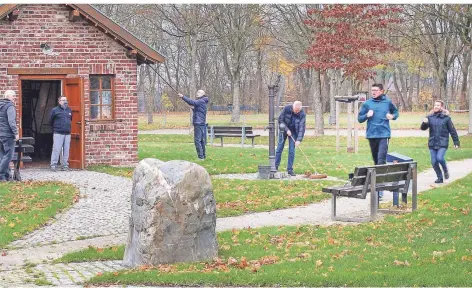  ??  ?? Stephan Muckel und Kameramann Felix Bitter joggen am Backes in Golkrath vorbei.