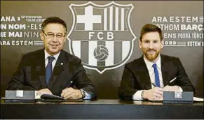  ?? FOTO: FCB ?? Leo Messi y Josep Maria Bartomeu durante la firma del contrato del argentino en 2017