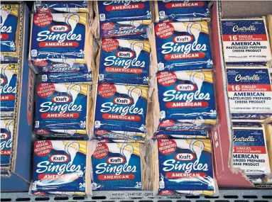  ?? DANIEL ACKER BLOOMBERG FILE PHOTO ?? U.S. sales of processed cheese, including brands like Kraft Singles, are projected to drop 1.6 per cent this year.