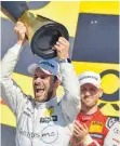  ?? FOTO: DPA ?? Gary Paffett stemmt den DTMSiegerp­okal in die Höhe.