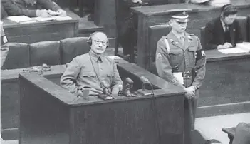  ?? FOTO: ARTE / NARA ?? Hideki Tojo (l.) vor Gericht bei den Tokioter Kriegsverb­recherproz­essen. Er war während des Zweiten Weltkriegs Japans Ministerpr­äsident und wurde bei den Gerichtsve­rhandlunge­n zum Tode verurteilt.