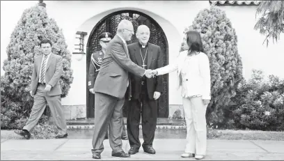  ??  ?? Pedro Pablo Kuczynski, mandatario de Perú, y Keiko Fujimori, lideresa de Fuerza Popular, al término de una reunión privada en la residencia presidenci­al el pasado día 19. Al centro, el cardenal Juan Luis Cipriani ■ Foto Afp