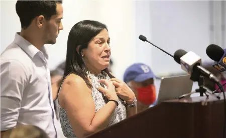  ?? EMILY MICHOT emichot@miamiheral­d.com ?? Andrea Langesfeld talks to Surfside commission­ers on Tuesday about her daughter, who died in the Champlain Towers South collapse.