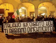  ??  ?? La guerra degli striscioni Centri sociali e Forza Nuova si sono fronteggia­ti a distanza ieri a Padova, i primi in piazza dei Signori, i secondi in piazza Cavour