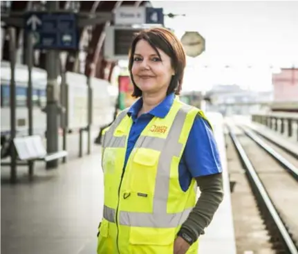  ?? FOTO DIRK KERSTENS ?? Treinbestu­urder Ann Van Reybroeck is een van de weinige vrouwen die voor Infrabel werkt.