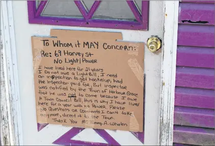  ?? CHRIS LEWIS/THE COMPASS ?? Tammy Whalen placed this sign on her front door following issues regarding unpaid bills.