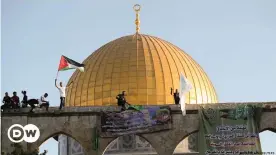  ??  ?? Umkämpfte Stadt: Palästinen­ser vor dem Felsendom auf dem Tempelberg in der Jerusaleme­r Altstadt