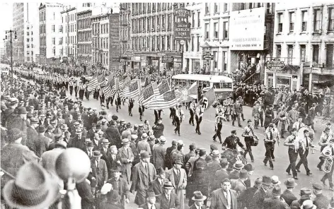  ?? FOTO: DPA ?? Nazis in Amerika bei einer Kundgebung 1939 auf der East 86th Street in New York.