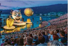  ??  ?? Die Rigoletto‰Inszenieru­ng mit dem großen Clowns‰Kopf soll es im 2021 wieder auf der Bregenzer Seebühne zu sehen geben.
Archiv‰Foto: Ralf Lienert