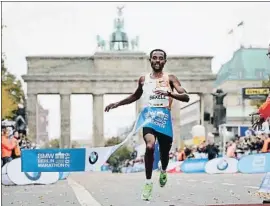  ?? MICHAEL SOHN / AP ?? Kenenisa Bekele atraviesa la línea de meta, ayer en Berlín