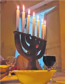  ?? ?? La cena judía se llevó a cabo en la Casa de la Cultura de la Municipali­dad de Yaguarón, siguiendo los rituales de antaño.