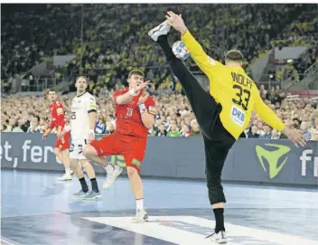  ?? FOTO: SIMON ?? Handball-Nationalto­rhüter Andreas Wolff reißt das linke Bein hoch und pariert den Wurf von Lukas Laube. Der 32-Jährige ließ die Schweizer verzweifel­n und riss die 53 000 Zuschauer in Düsseldorf zu Begeisteru­ngsstürmen hin.
