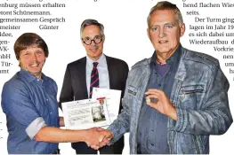  ?? FOTO: INNOGY SE ?? Peter Schünemann, Notar Lohaus und Michael Sonfeld von EVK Netze GmbH (v.l.).