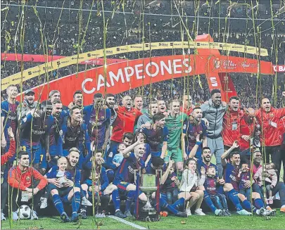  ?? FOTO: J. A. SIRVENT ?? El Barça ganó la Copa del Rey ante el Sevilla antes de conquistar la Liga y ahora le espera la Supercopa de España