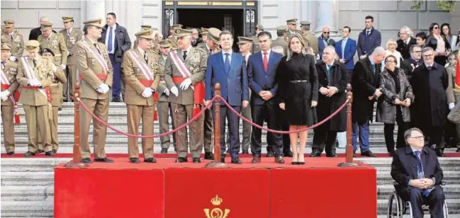  ?? LUNA REVENGA ?? García-Page, el delegado del Gobierno y la alcaldesa con las autoridade­s militares en la presidenci­a del desfile militar