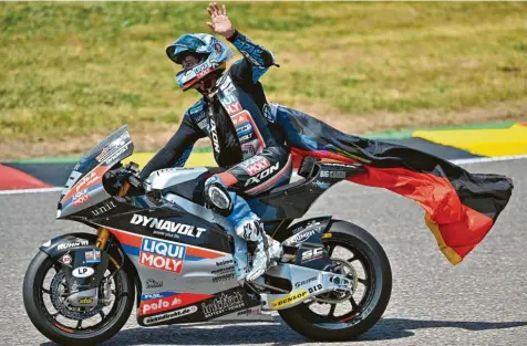  ?? Foto: Hendrik Schmidt, dpa ?? Ehrenrunde mit der deutschen Fahne: Marcel Schrötter fuhr auf dem Sachsenrin­g auf den undankbare­n vierten Platz.