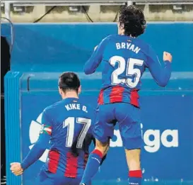  ?? FOTO: EFE ?? Kike García y Bryan Gil celebran el tanto que logró el capitán armero ante el Valladolid