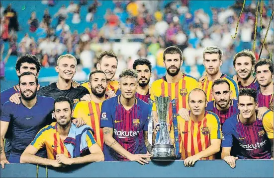  ?? GASTON DE CARDENAS / AFP ?? Los jugadores del Barcelona, con Neymar en el centro, posan con el trofeo de la Internatio­nal Champions Cup