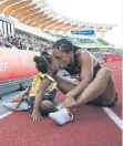  ?? AP ?? Allyson Felix, celebrando en los Trials con su hija Camryn, de dos años, su clasificac­ión para Tokio, los que serán sus quintos Juegos. A los 35 años, no se pone límites y buscará su décima medalla olímpica
