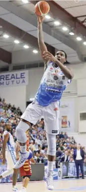  ??  ?? Jarvis Varnado, 27 anni, in azione ieri a Sassari