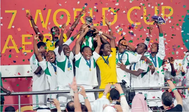  ?? KT photos by Nezar Balout ?? Nigeria’s players hold up the trophy as they celebrate winning their U-17 World Cup final against Mexico at the Mohammed bin Zayed Stadium in Abu Dhabi. —