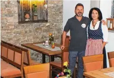  ?? Foto: Balken ?? Markus Holl und Anneliese Hölzle haben aus dem Schützenhe­im in Vöhringen ein Gasthaus gemacht. Sie wollen schwäbisch­e Wirtshaust­radition pflegen.