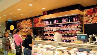  ??  ?? Banco frigo Uno dei punti vendita di Coop Alto Garda, la cooperativ­a più grande del settore del consumo in Trentino