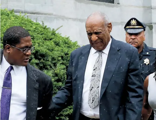  ?? PHOTO AFP ?? Bill Cosby, accompagné de son porte-parole, à leur sortie de la salle de cour, hier, alors que le procès de la vedette pour agression sexuelle a été annulé. En tout, plus de 50 femmes ont dénoncé de présumées agressions sexuelles commises par Cosby.