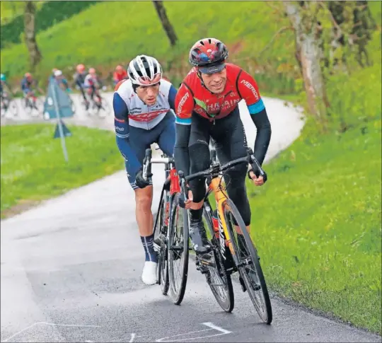  ??  ?? Mikel Landa, en el momento en que saltó del grupo de favoritos en la ascensión a Colle Passerino, con Ciccone a su rueda.