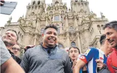  ?? FOTO: ÁLVARO BALLESTERO­S/DPA ?? Ronaldo (Mitte), Ex-fußballer und Präsident von Real Valladolid, wird vor der Kathedrale von Santiago von Fans umgeben. Ronaldo hat den Winterweg des Jakobswege­s zurückgele­gt, nachdem er versproche­n hatte, dies zu tun, wenn Real Valladolid in die erste Liga aufsteigen sollte.